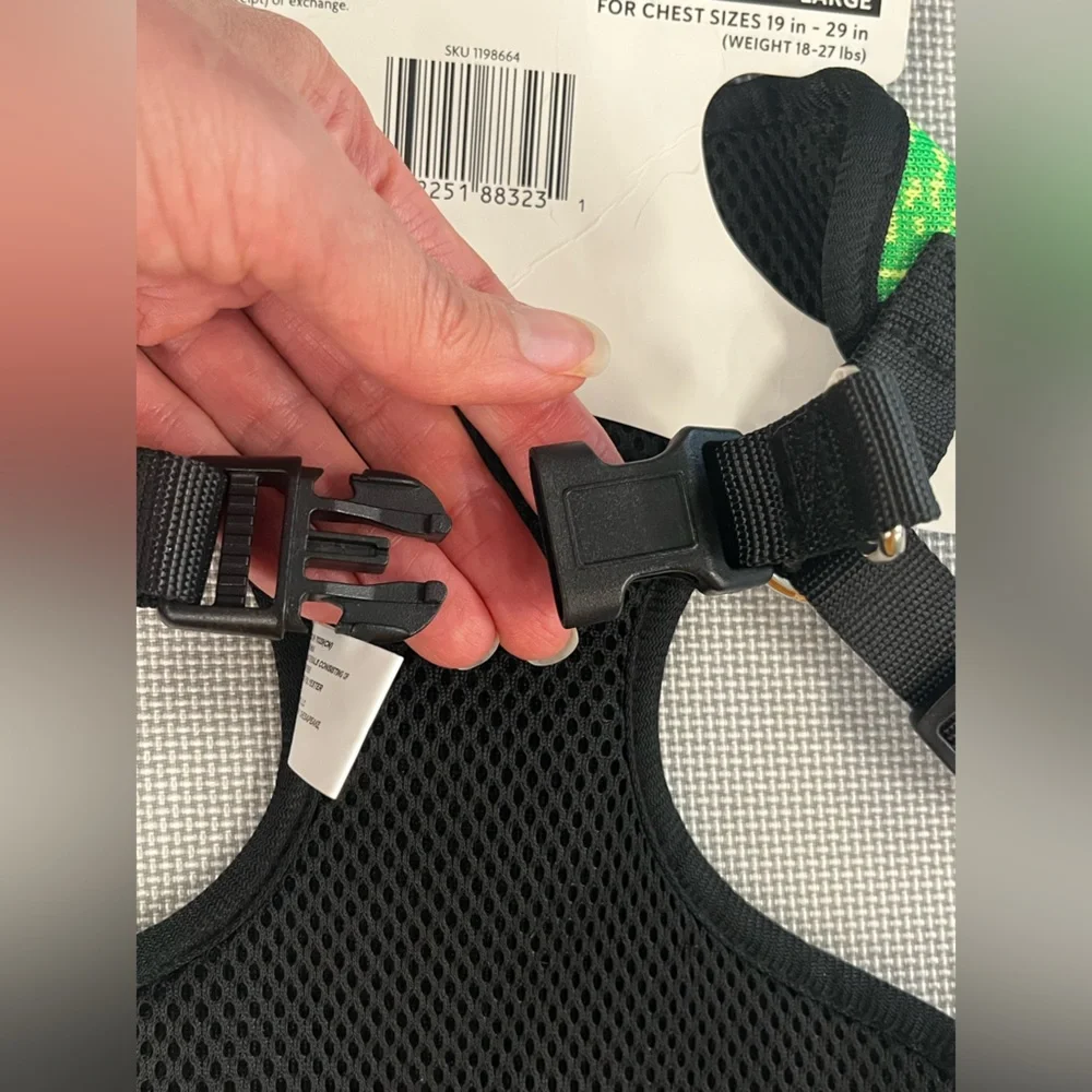 Breathable dog harness w/ adjustable straps. Lightweight, flexible. Size M-L NWT